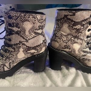 🌟HP🌟 SNAKESKIN PATTERN Archiee Platform Boots Chunky Block Heel 7.5 Punk Retired